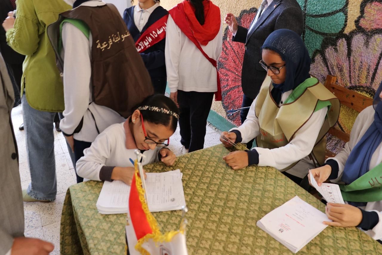 طالبة تجرى عملية التصويت