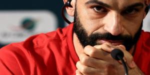 محمد صلاح يدعو إلى عدم مقارنة مرموش به "دعوه يعيش مسيرته"