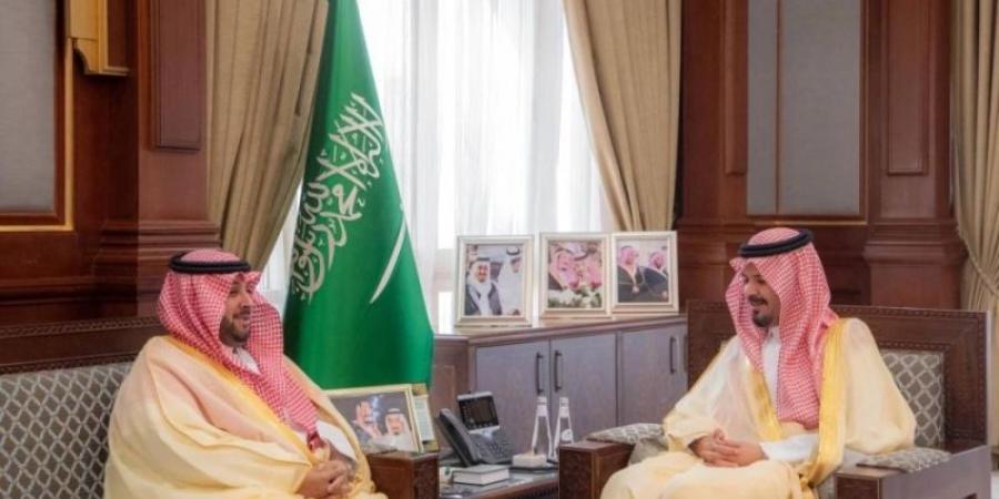 سلمان بن سلطان يطلع على مشاريع "رؤى المدينة القابضة"