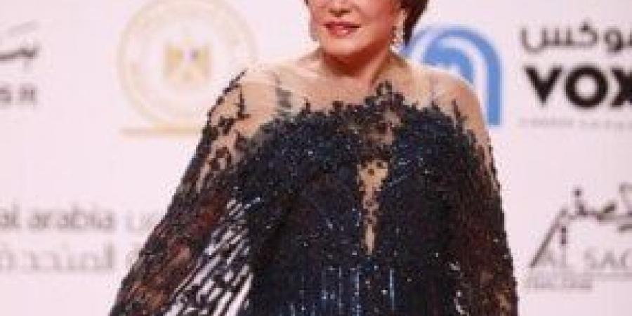 مهرجان القاهرة السينمائي الدولي.. الفنانة لبلبة تلفت الأنظار بفستان أسود