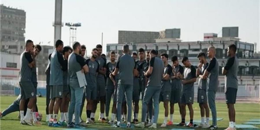 ملحق السفارة المصرية بليبيا يحضر مران الزمالك قبل ودية النصر