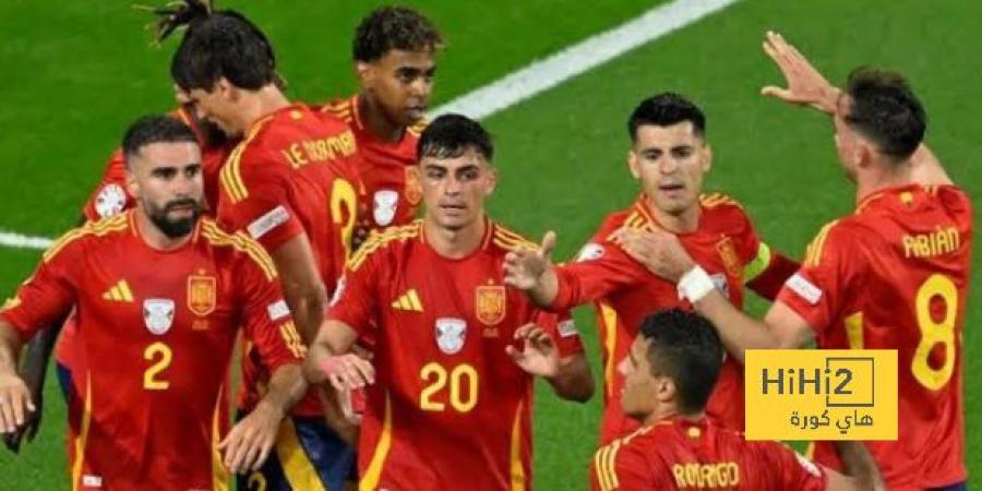 لاعب برشلونة يظهر مع مدرب اسبانيا في المؤتمر الصحفي