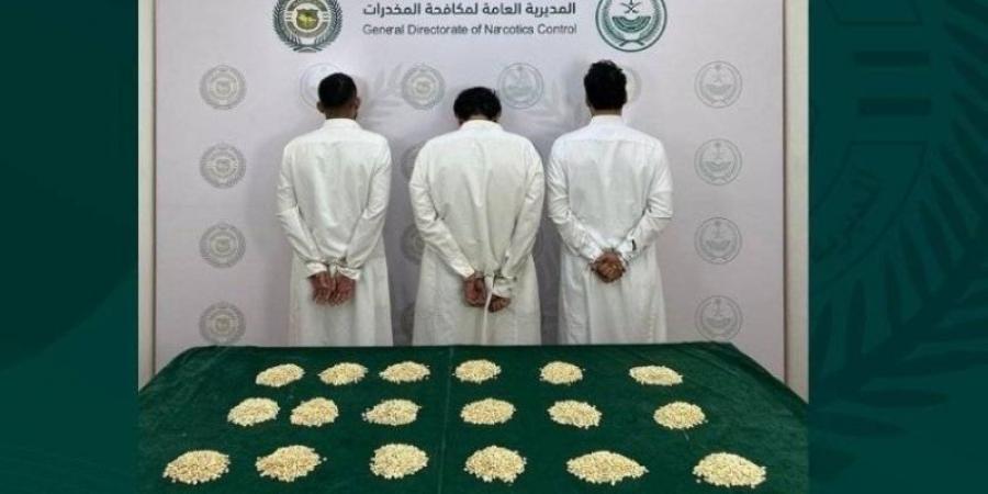 مكافحة المخدرات تقبض على 3 أشخاص بمنطقة المدينة المنورة لترويجهم 17,427 قرصًا من مادة الإمفيتامين المخدر