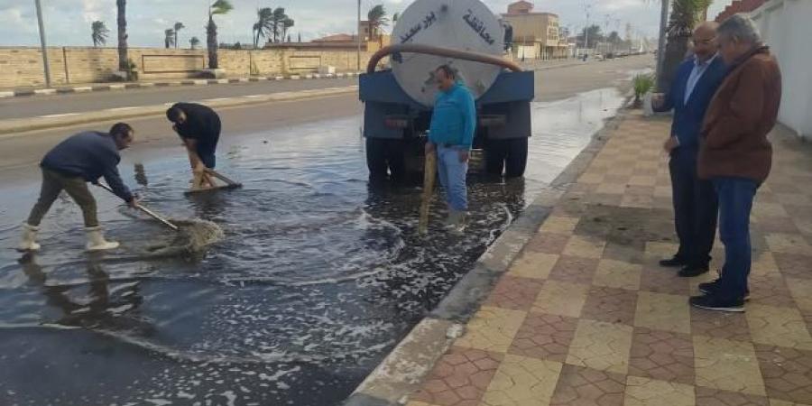 ورفع آثار مياه الأمطار بأحياء بورسعيد